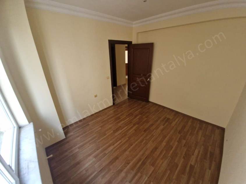 KIZILARIKTA ANA CADDEYE YAKIN MASRAFSIZ GENİŞ 2+1 