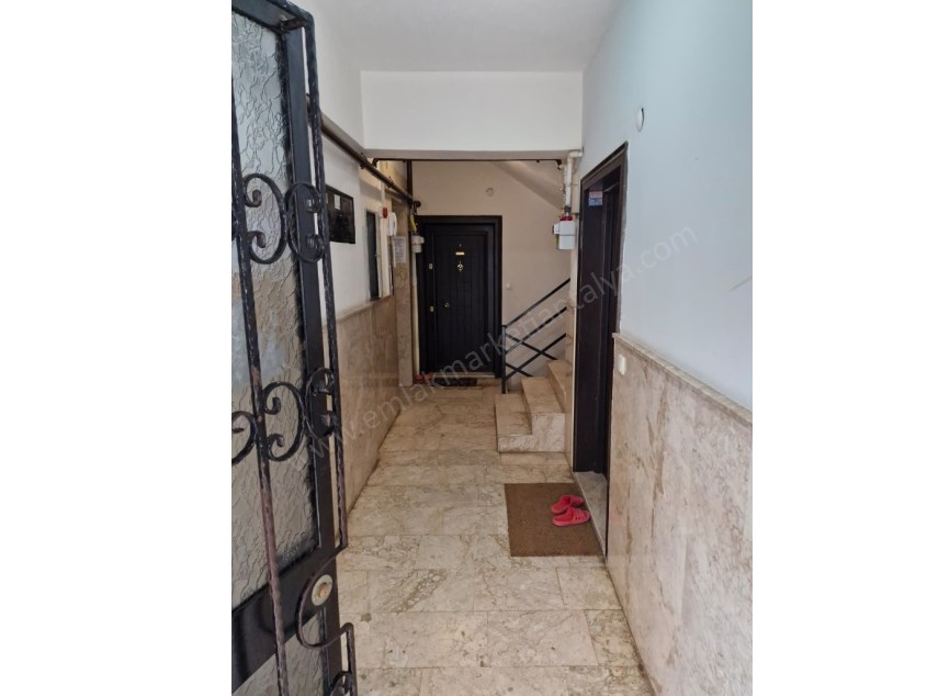 KIZILTOPRAKTA GENİŞ D.GAZLI CAM BALKONLU 2+1