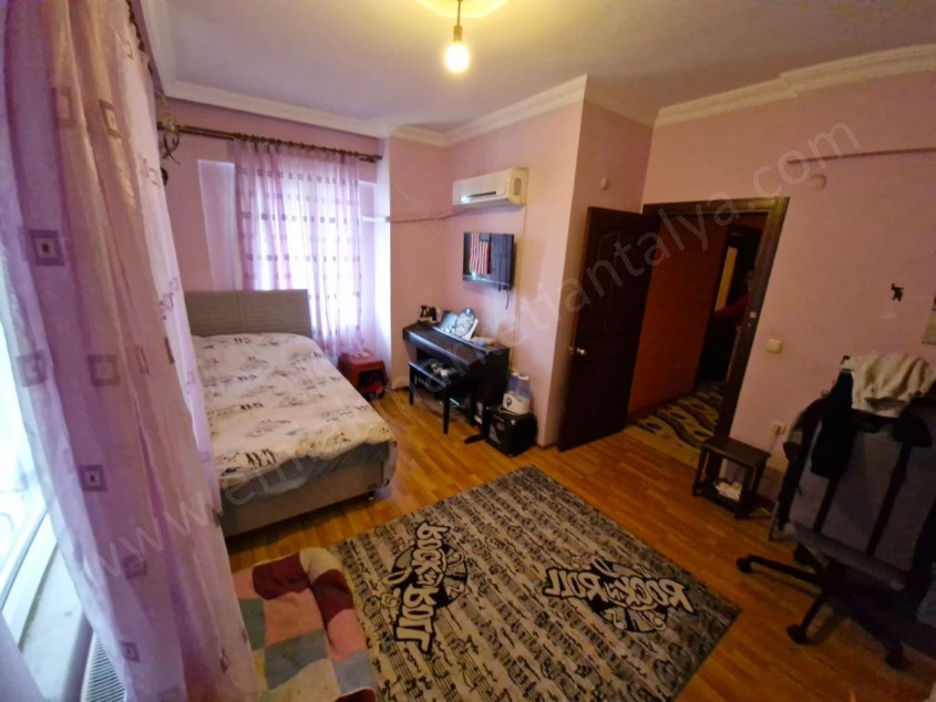 KIZILTOPRAKTA GENİŞ D.GAZLI CAM BALKONLU 2+1