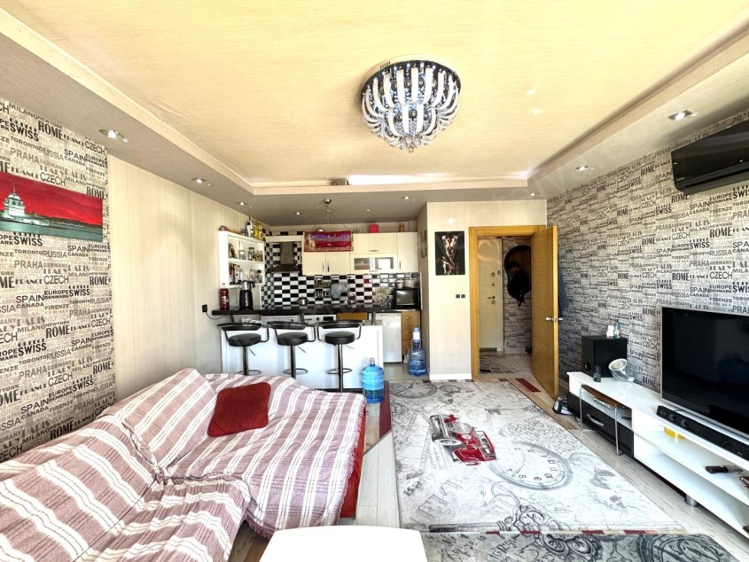 KIZILTOPRAK TA HAVUZLU SİTEDE D.GAZLI KATTA FULL EŞYALI 1+1