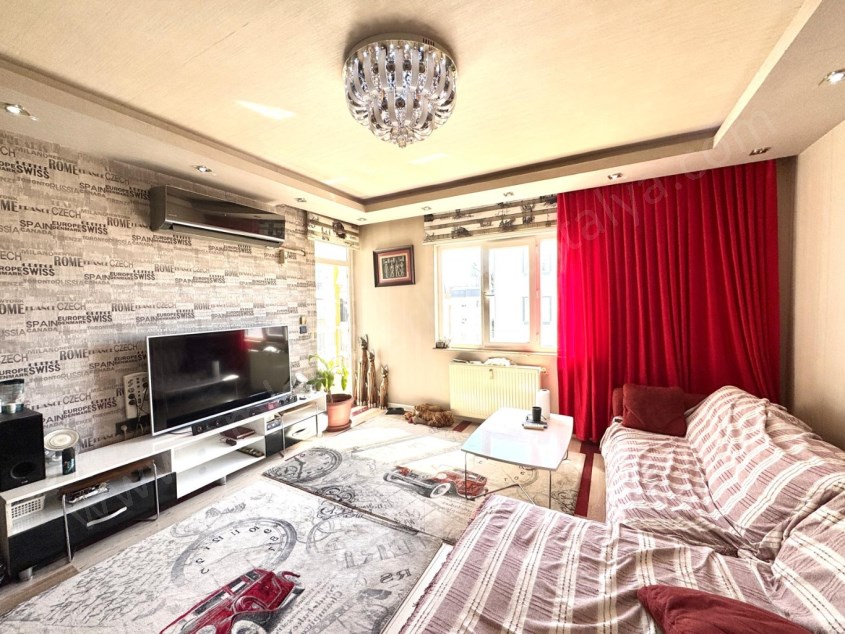 KIZILTOPRAK TA HAVUZLU SİTEDE D.GAZLI KATTA FULL EŞYALI 1+1