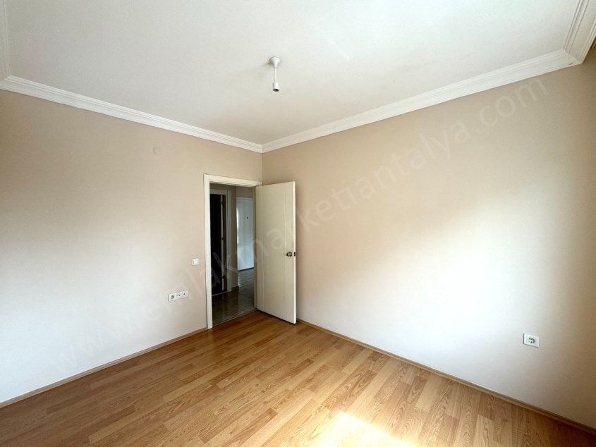 BARIŞ MAHALLESİNDE KATTA AYRI MUTFAKLI GENİŞ 2+1