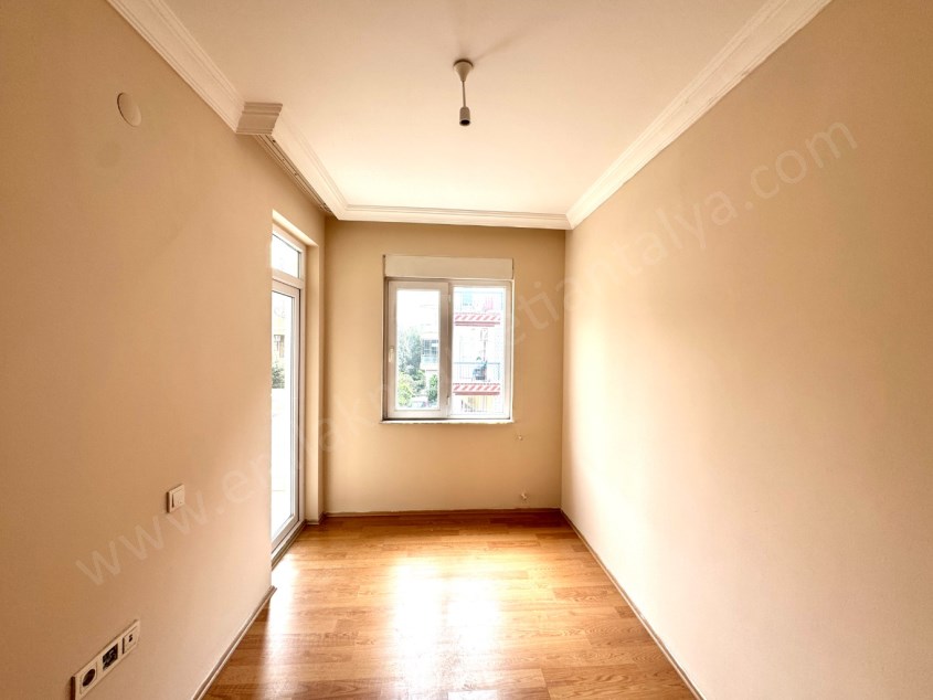 BARIŞ MAHALLESİNDE KATTA AYRI MUTFAKLI GENİŞ 2+1