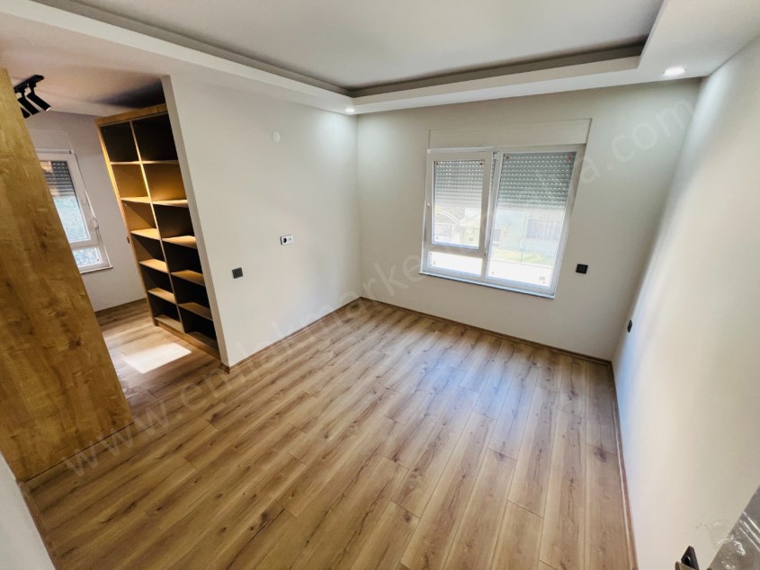 TRAMVAY YAKINI SİTE İÇİ DOĞALGAZLI KAPALI OTOPARKLI KİRALIK 3+1