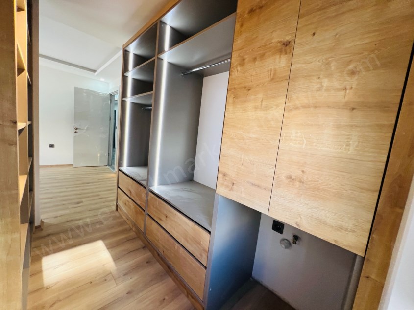 TRAMVAY YAKINI SİTE İÇİ DOĞALGAZLI KAPALI OTOPARKLI KİRALIK 3+1