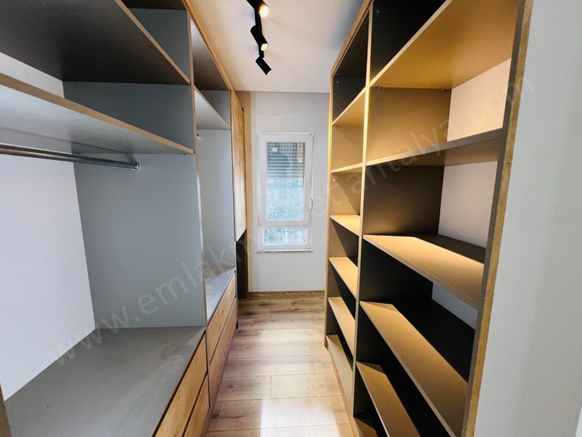 TRAMVAY YAKINI SİTE İÇİ DOĞALGAZLI KAPALI OTOPARKLI KİRALIK 3+1