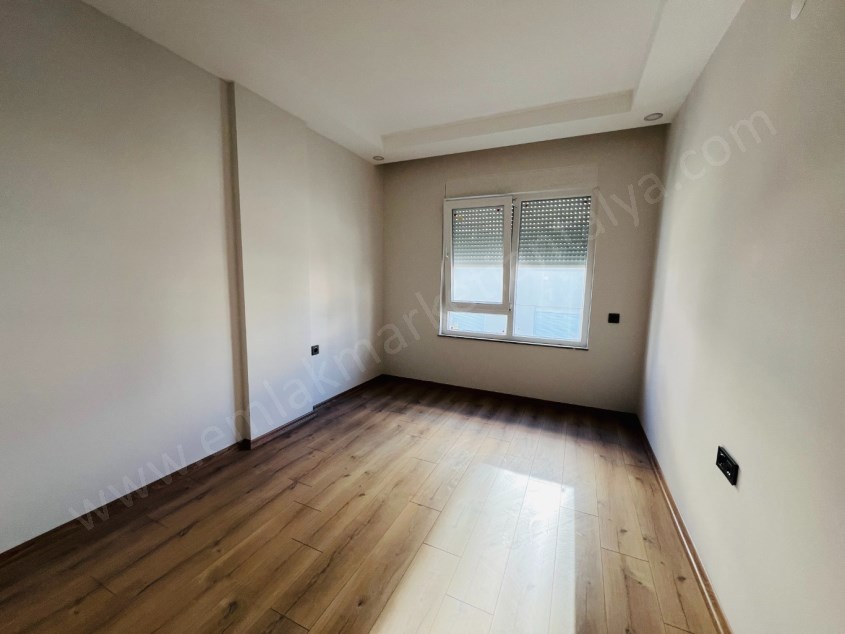 TRAMVAY YAKINI SİTE İÇİ DOĞALGAZLI KAPALI OTOPARKLI KİRALIK 3+1