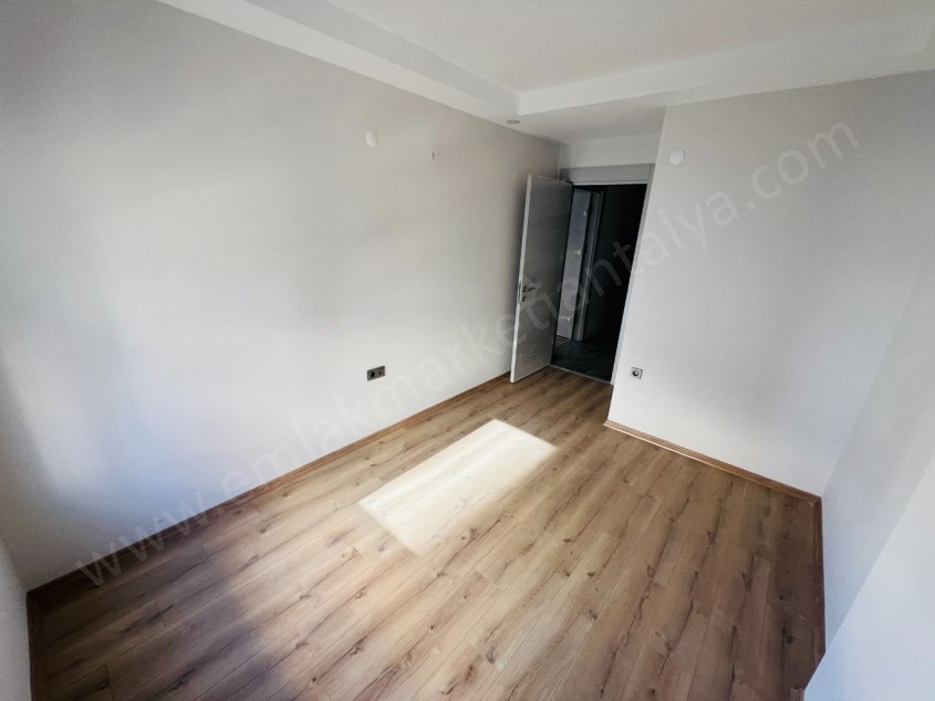 TRAMVAY YAKINI SİTE İÇİ DOĞALGAZLI KAPALI OTOPARKLI KİRALIK 3+1