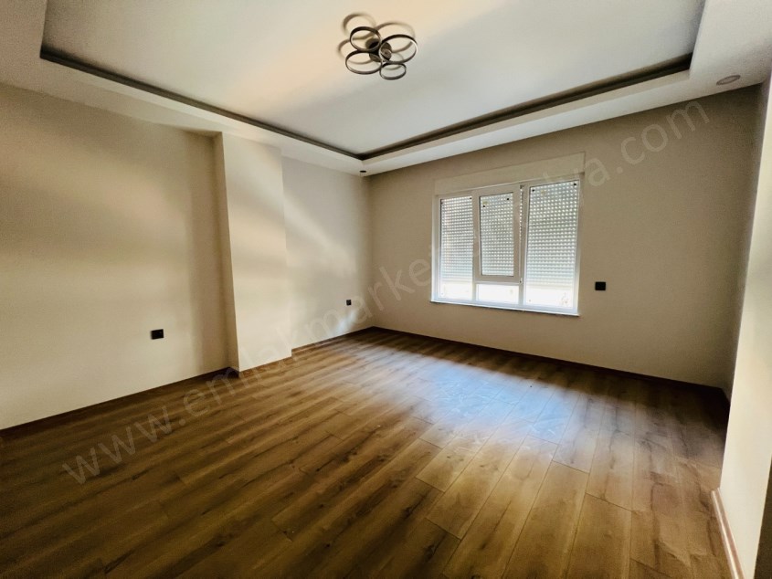 TRAMVAY YAKINI SİTE İÇİ DOĞALGAZLI KAPALI OTOPARKLI KİRALIK 3+1