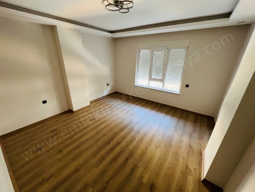 TRAMVAY YAKINI SİTE İÇİ DOĞALGAZLI KAPALI OTOPARKLI KİRALIK 3+1