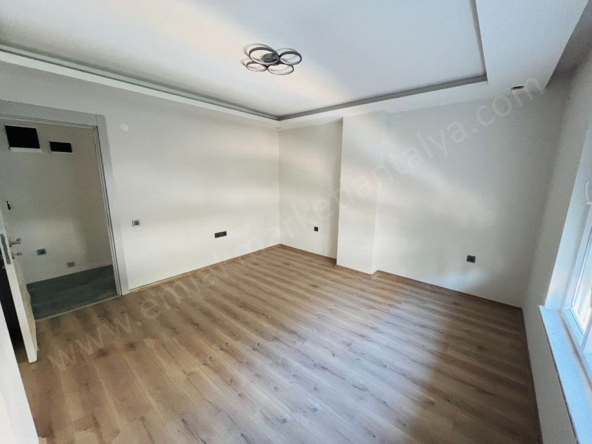 TRAMVAY YAKINI SİTE İÇİ DOĞALGAZLI KAPALI OTOPARKLI KİRALIK 3+1