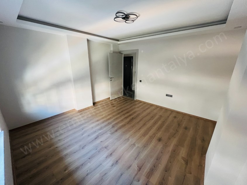 TRAMVAY YAKINI SİTE İÇİ DOĞALGAZLI KAPALI OTOPARKLI KİRALIK 3+1