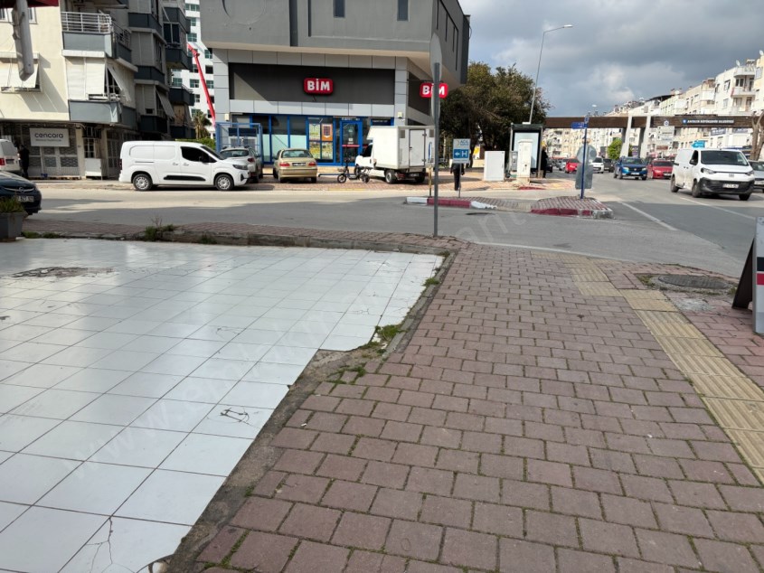 BURHANETTİN ONAT CADDE ÜZERİ MEYDAN KAVŞAĞI YAKINI DÜKKAN