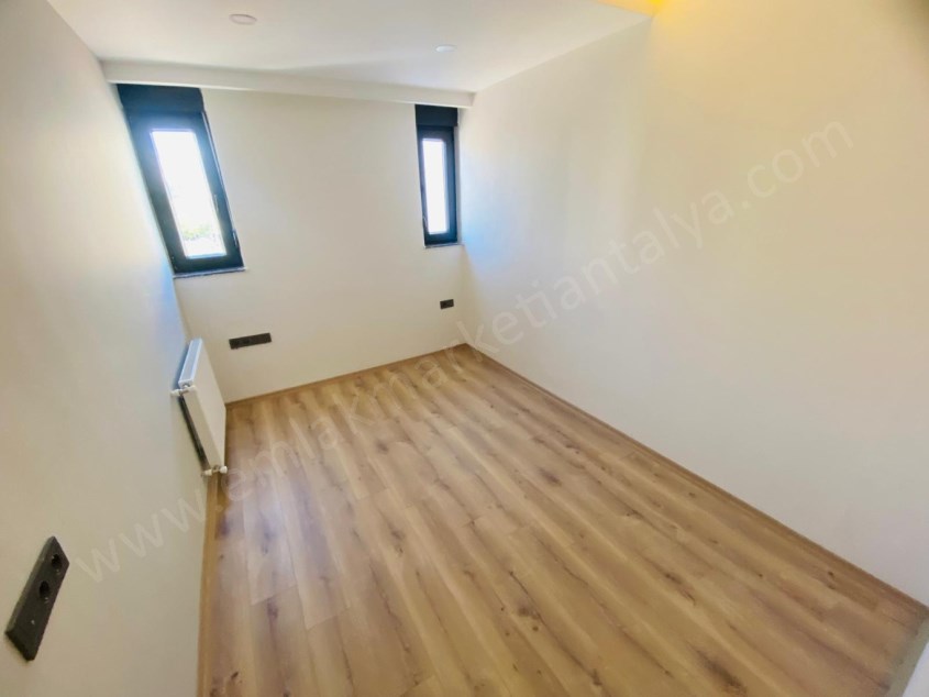 KÖŞEBAŞI D.GAZ KOMBİLİ EBEVEYN BANYOLU ASANSÖRLÜ SIFIR 2+1