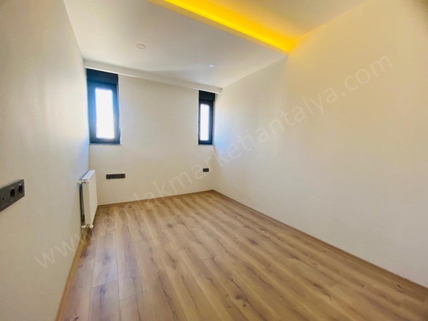 KÖŞEBAŞI D.GAZ KOMBİLİ EBEVEYN BANYOLU ASANSÖRLÜ SIFIR 2+1