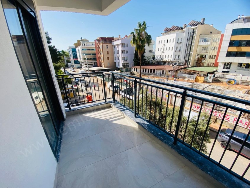 KÖŞEBAŞI D.GAZ KOMBİLİ EBEVEYN BANYOLU ASANSÖRLÜ SIFIR 2+1