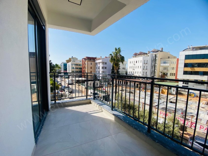 KÖŞEBAŞI D.GAZ KOMBİLİ EBEVEYN BANYOLU ASANSÖRLÜ SIFIR 2+1