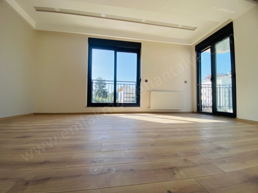 KÖŞEBAŞI D.GAZ KOMBİLİ EBEVEYN BANYOLU ASANSÖRLÜ SIFIR 2+1