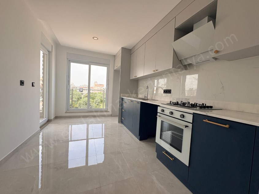 AYANOĞLUNDA TRAMVAY YAKINI SİTE İÇİ ARAKAT LÜKS 2+1