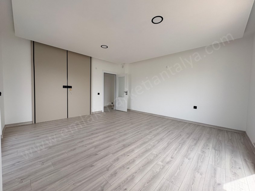 AYANOĞLUNDA TRAMVAY YAKINI SİTE İÇİ ARAKAT LÜKS 2+1