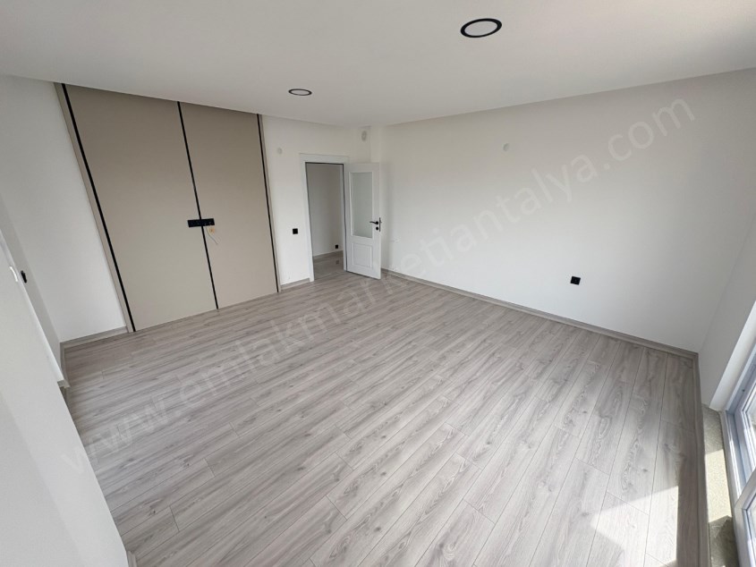 AYANOĞLUNDA TRAMVAY YAKINI SİTE İÇİ ARAKAT LÜKS 2+1