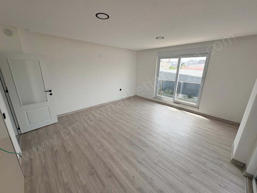 AYANOĞLUNDA TRAMVAY YAKINI SİTE İÇİ ARAKAT LÜKS 2+1