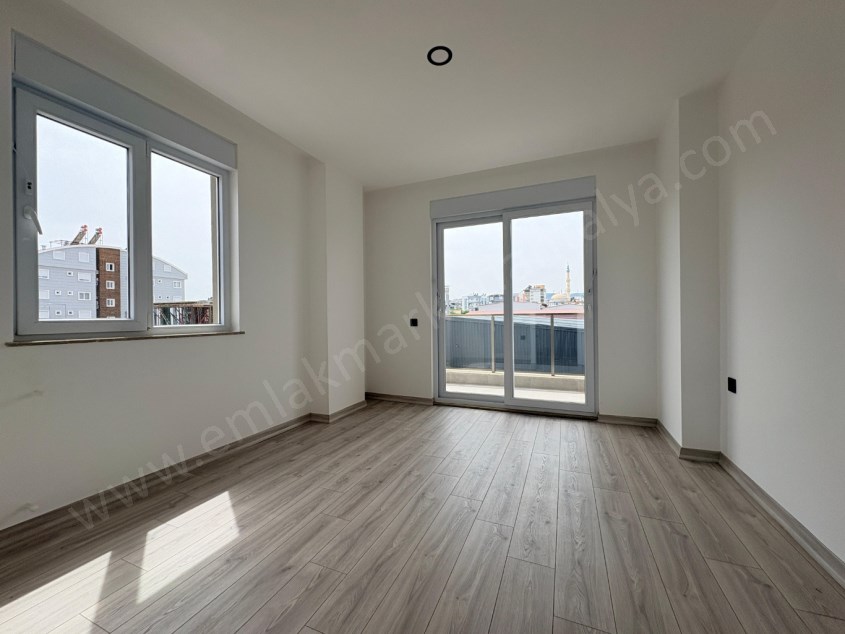 AYANOĞLUNDA TRAMVAY YAKINI SİTE İÇİ ARAKAT LÜKS 2+1