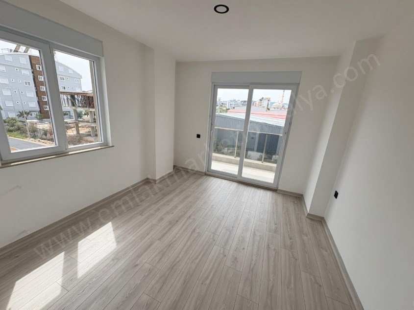 AYANOĞLUNDA TRAMVAY YAKINI SİTE İÇİ ARAKAT LÜKS 2+1