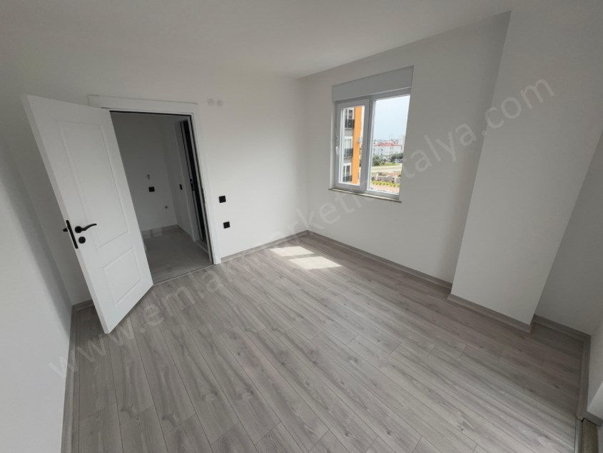 AYANOĞLUNDA TRAMVAY YAKINI SİTE İÇİ ARAKAT LÜKS 2+1