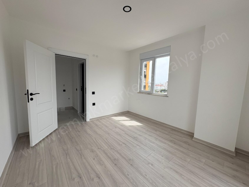 AYANOĞLUNDA TRAMVAY YAKINI SİTE İÇİ ARAKAT LÜKS 2+1