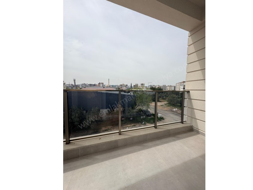 AYANOĞLUNDA TRAMVAY YAKINI SİTE İÇİ ARAKAT LÜKS 2+1