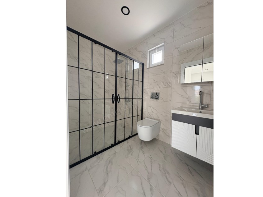 AYANOĞLUNDA TRAMVAY YAKINI SİTE İÇİ ARAKAT LÜKS 2+1