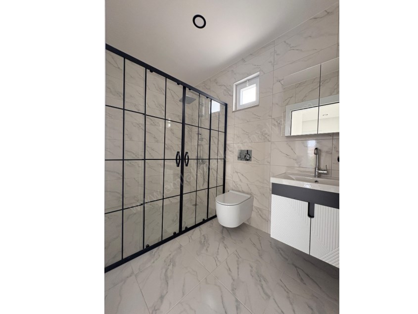 AYANOĞLUNDA TRAMVAY YAKINI SİTE İÇİ ARAKAT LÜKS 2+1