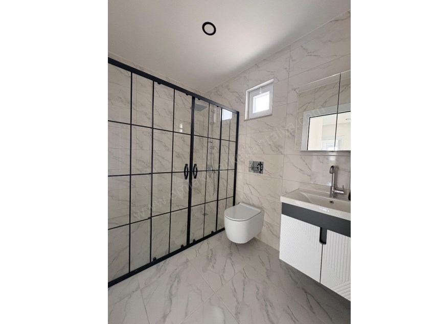 AYANOĞLUNDA TRAMVAY YAKINI SİTE İÇİ ARAKAT LÜKS 2+1