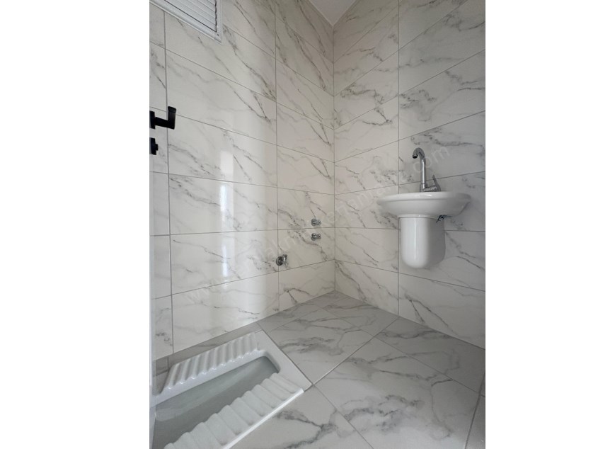 AYANOĞLUNDA TRAMVAY YAKINI SİTE İÇİ ARAKAT LÜKS 2+1