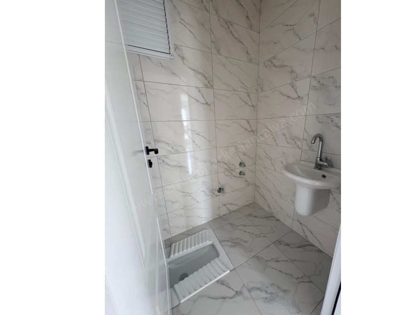 AYANOĞLUNDA TRAMVAY YAKINI SİTE İÇİ ARAKAT LÜKS 2+1