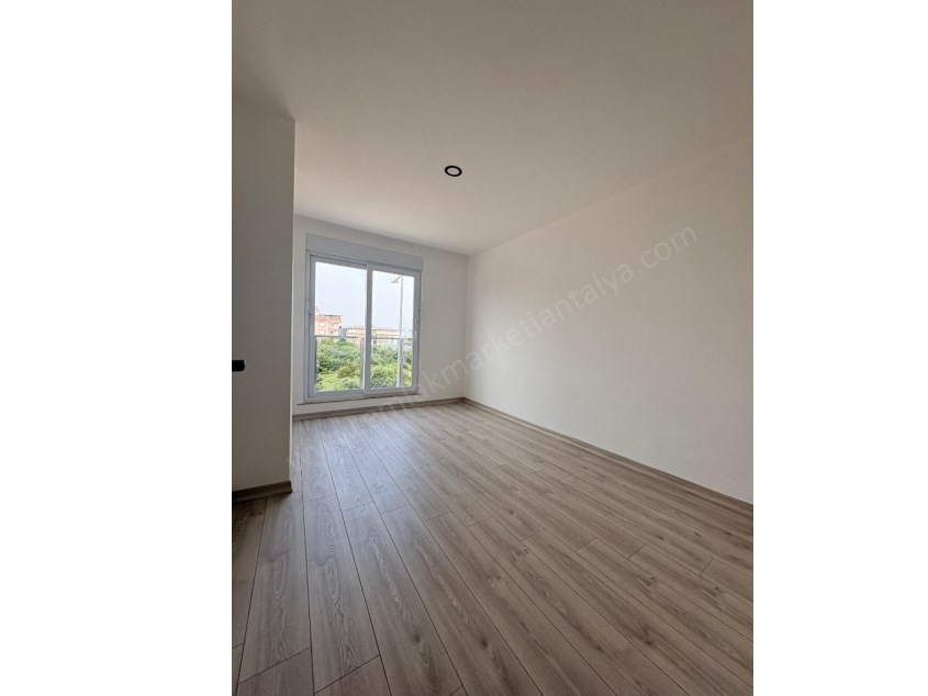 AYANOĞLUNDA TRAMVAY YAKINI SİTE İÇİ ARAKAT LÜKS 2+1