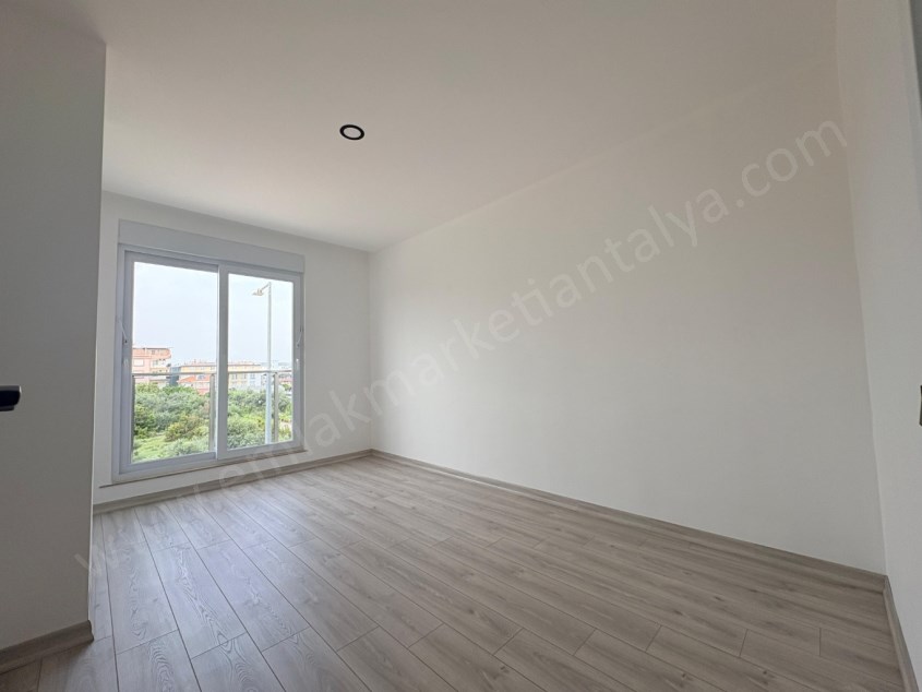 AYANOĞLUNDA TRAMVAY YAKINI SİTE İÇİ ARAKAT LÜKS 2+1