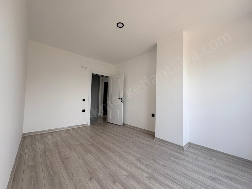 AYANOĞLUNDA TRAMVAY YAKINI SİTE İÇİ ARAKAT LÜKS 2+1