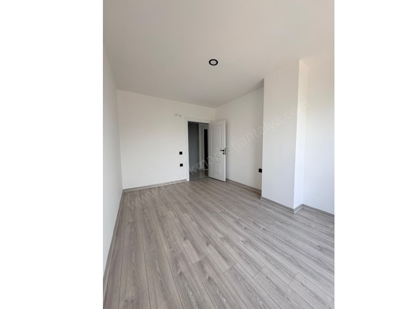 AYANOĞLUNDA TRAMVAY YAKINI SİTE İÇİ ARAKAT LÜKS 2+1