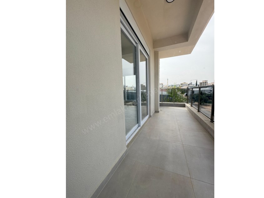 AYANOĞLUNDA TRAMVAY YAKINI SİTE İÇİ ARAKAT LÜKS 2+1