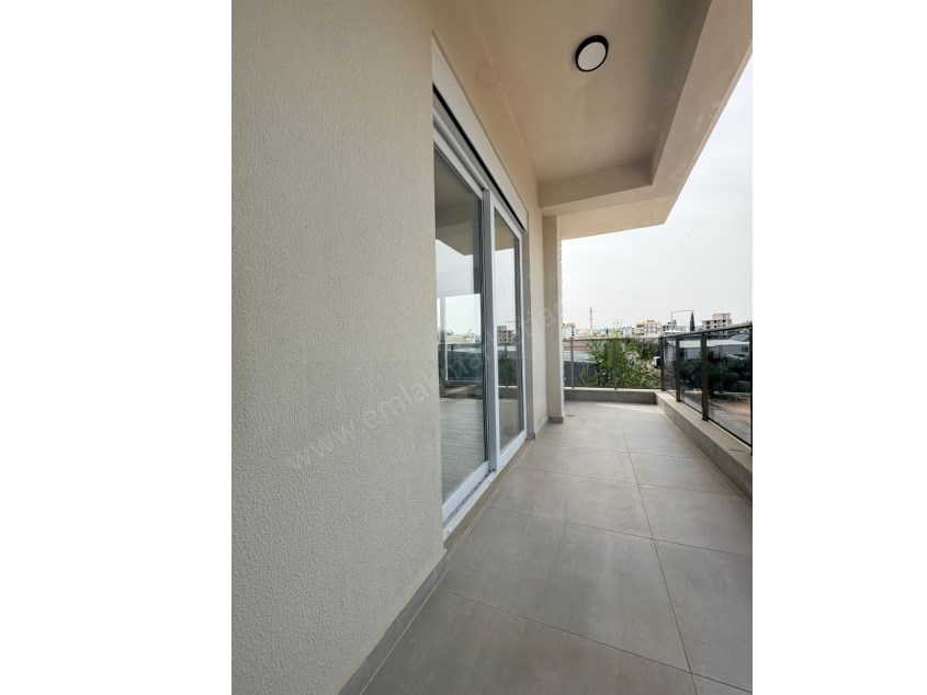 AYANOĞLUNDA TRAMVAY YAKINI SİTE İÇİ ARAKAT LÜKS 2+1