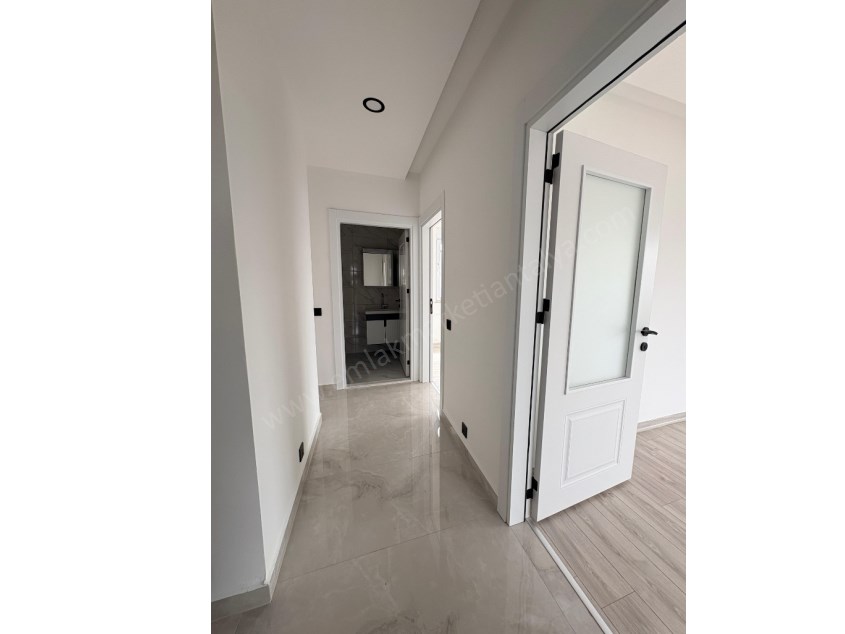 AYANOĞLUNDA TRAMVAY YAKINI SİTE İÇİ ARAKAT LÜKS 2+1