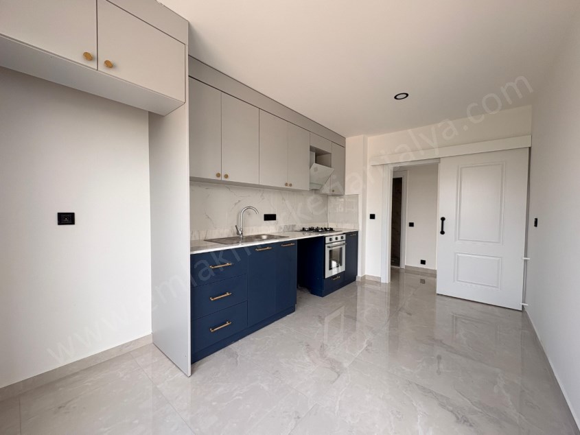 AYANOĞLUNDA TRAMVAY YAKINI SİTE İÇİ ARAKAT LÜKS 2+1