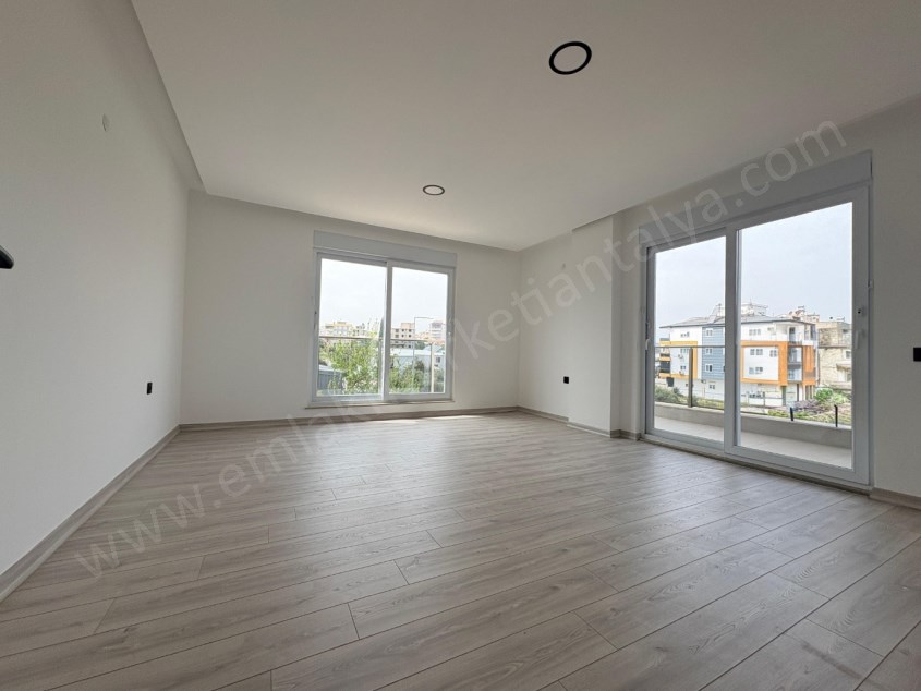 AYANOĞLUNDA TRAMVAY YAKINI SİTE İÇİ ARAKAT LÜKS 2+1