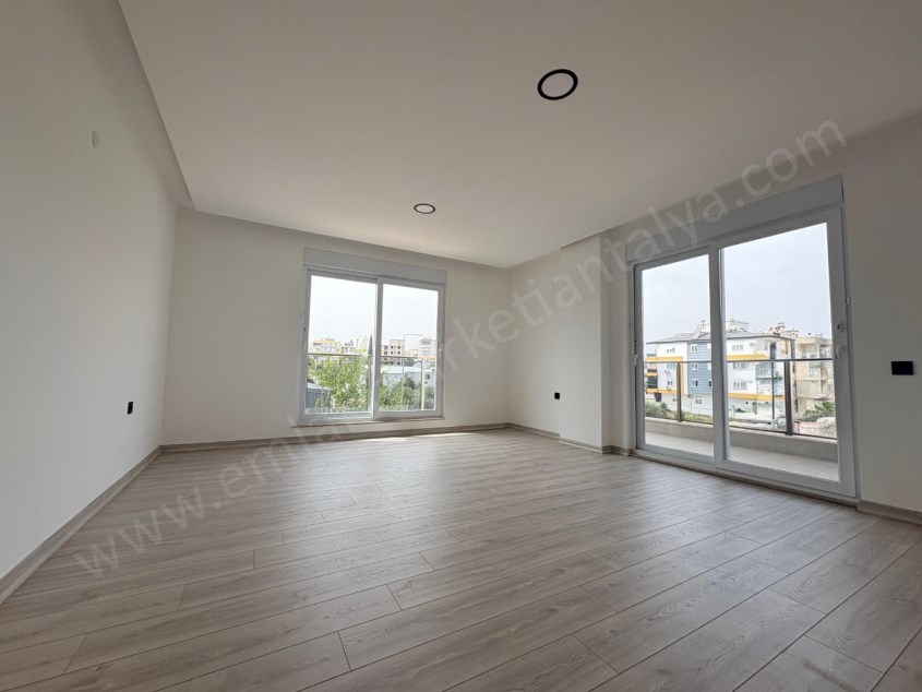 AYANOĞLUNDA TRAMVAY YAKINI SİTE İÇİ ARAKAT LÜKS 2+1