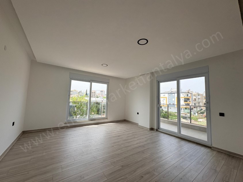 AYANOĞLUNDA TRAMVAY YAKINI SİTE İÇİ ARAKAT LÜKS 2+1