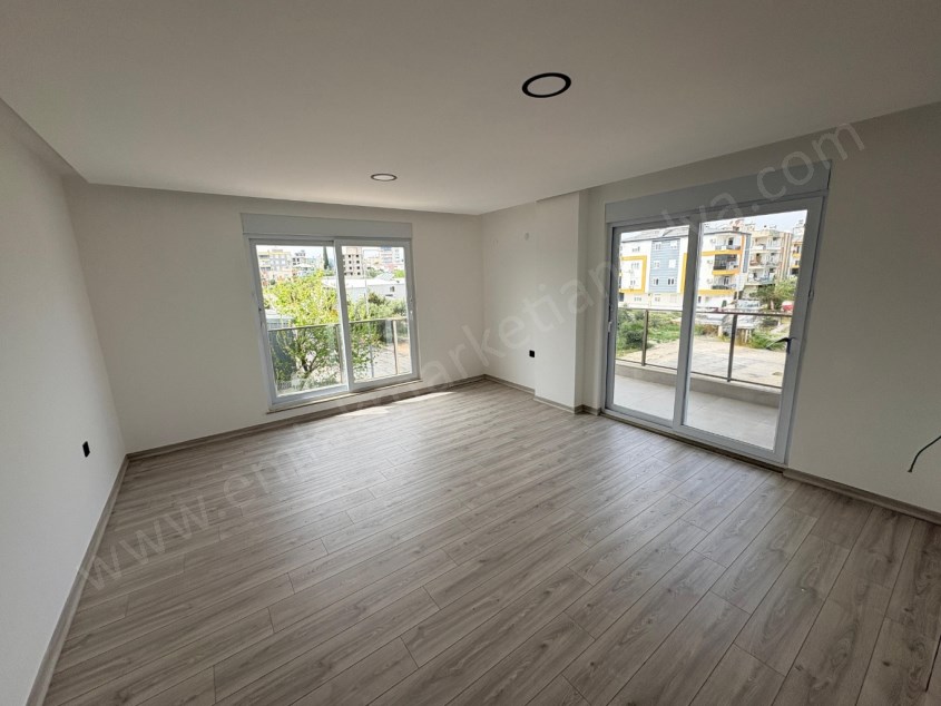 AYANOĞLUNDA TRAMVAY YAKINI SİTE İÇİ ARAKAT LÜKS 2+1