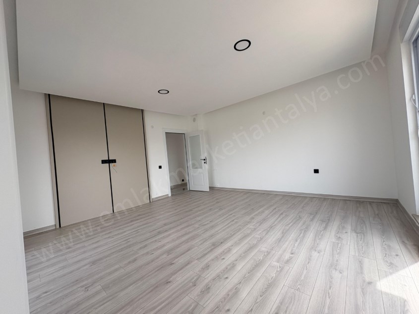 AYANOĞLUNDA TRAMVAY YAKINI SİTE İÇİ ARAKAT LÜKS 2+1