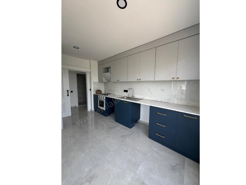 AYANOĞLUNDA SİTE İÇİ ÇİFT BALKONLU ARAKAT 3+1